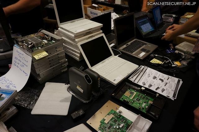物販コーナー:古いPCやNW機器、ジャンク品なども販売されている