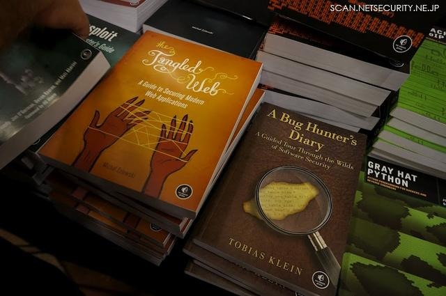 物販コーナー:書籍販売コーナーではサイン本や安売りなども