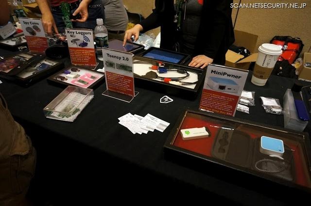 物販コーナー:何に使うのか、変わった機能を備えたネットワーク機器なども