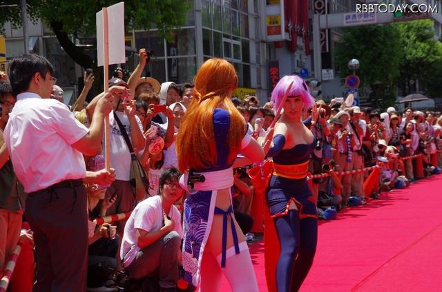 各国代表はサービス満点にポージングを決めてくれる