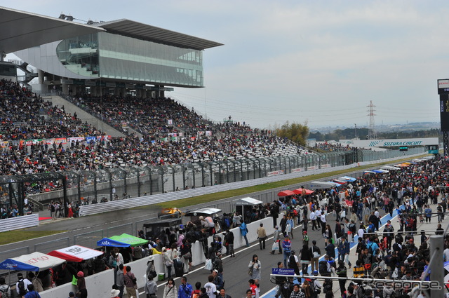 ピットウォークで賑わう鈴鹿サーキット(今季開幕戦)。