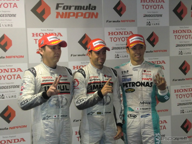 今季第5戦もてぎ、8月4日の予選でポールを奪ったのはオリベイラ(中央)。2位は松田次生(左)、3位が中嶋一貴。