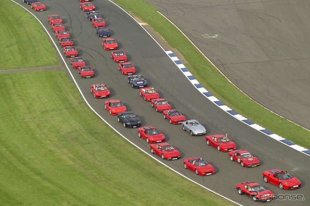 2007年、英国シルバーストンで開催された385台によるフェラーリパレード