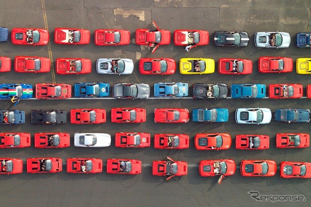2007年、英国シルバーストンで開催された385台によるフェラーリパレード