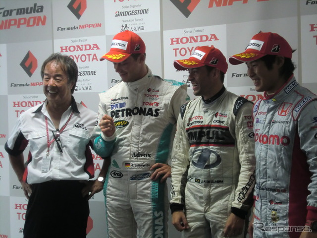 今季初勝利にインパルの星野一義監督(左端)も笑顔がこぼれる。隣から右へ、2位ロッテラー、優勝オリベイラ、3位塚越。
