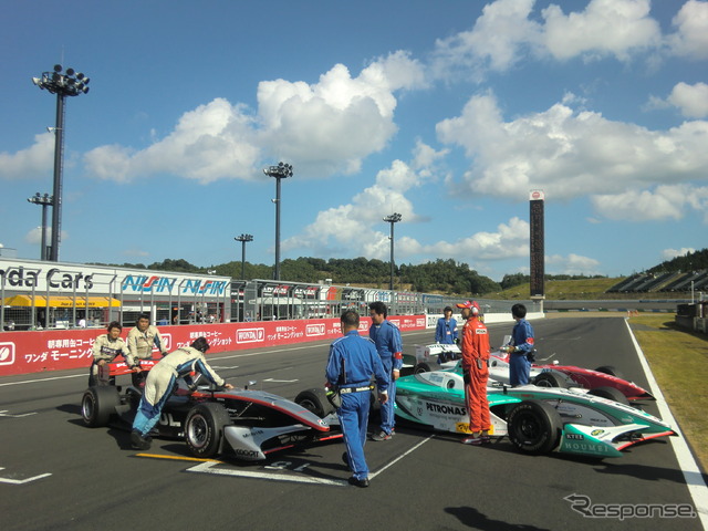 レースを終えた直後の上位3台のマシン。