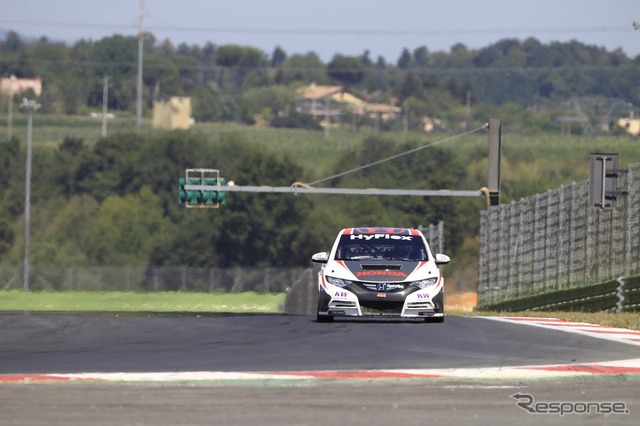 イタリアでシェイクダウンテストを終えたホンダ シビック WTCC