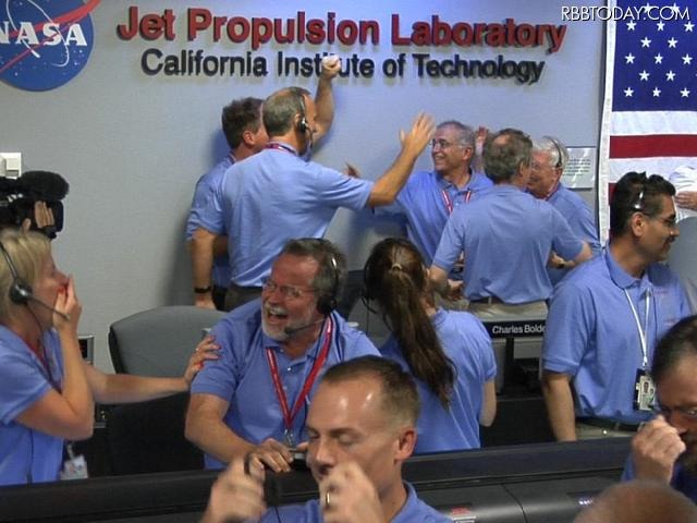 米カリフォルニア州パサデナ市にあるNASAのジェット推進研究所で、探査機の着陸を喜ぶスタッフ。現地時間6日夜。