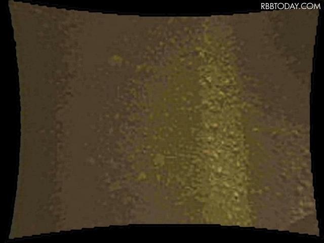 タッチダウン直後の画像。細長く日が射している。両側はキュリオシティの影だ。