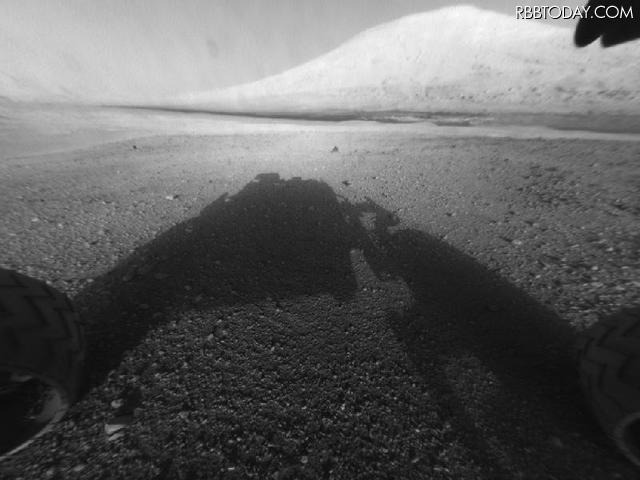 前方はシャープ山、高さ約5400メートル。影はキュリオシティ。