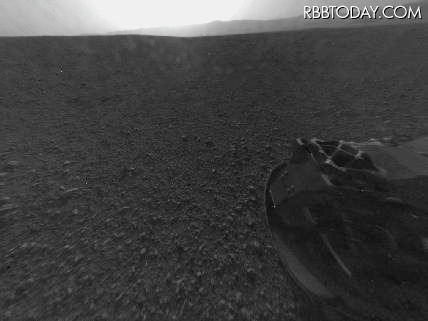 着陸後、ごく最初に撮影された画像。魚眼レンズで撮影されたものをNASAが補正した。