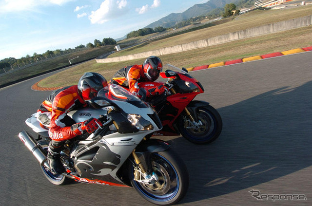 【インターモト04】アプリリア RSV1000Rファクトリー…トップの上