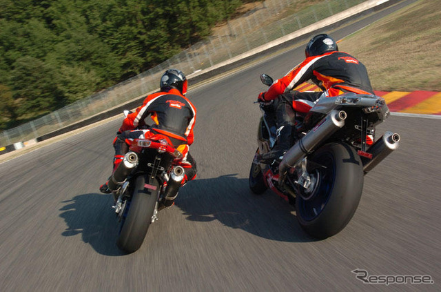 【インターモト04】アプリリア RSV1000Rファクトリー…トップの上