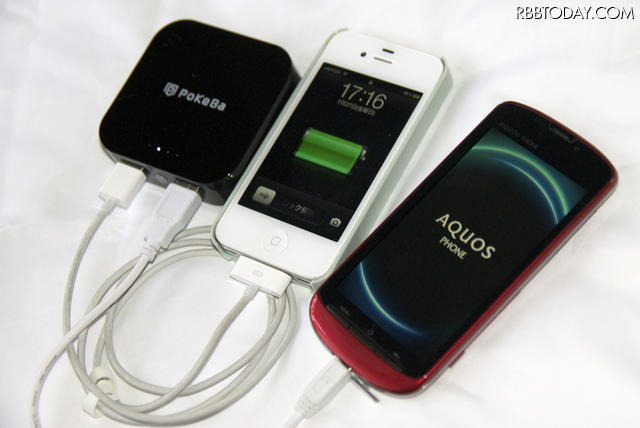 2つのモバイルデバイスを同時充電可能