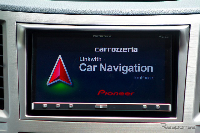 iPhone用の地図アプリ『カロッツェリア Linkwith カーナビゲーション for iPhone』は7月から提供されるが、この記事の写真はテスト用の試作品となる。提供バージョンとは異なる可能性があるのは注意されたい。
