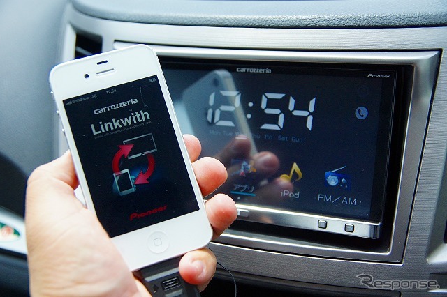 専用のランチャーアプリ「Linkwith」を通してiPhoneやAndroidのアプリを使う。アプリ自体もアプリユニットでの使用を前提としたもの。