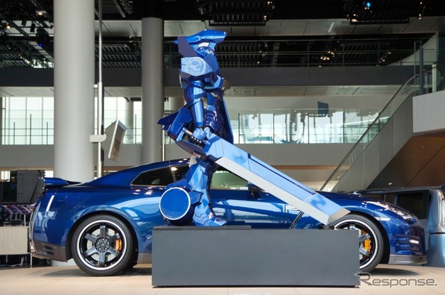 GT-R がロボットに変身…日産×ジャイロゼッター