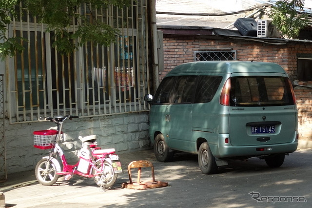 一般家庭の前には車と電動バイクが
