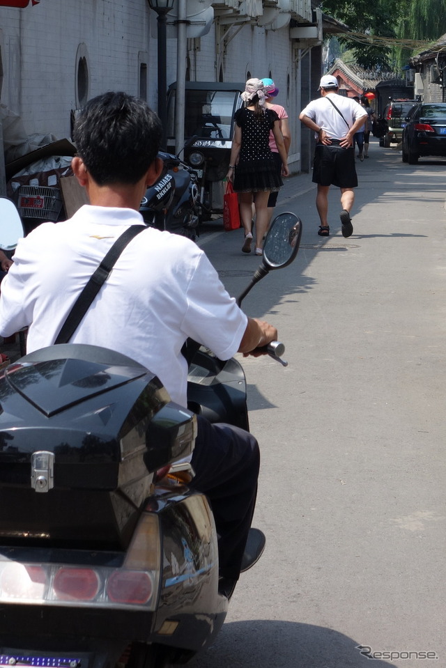 モペットタイプからビッグスクータータイプまで様々な電動バイクの形を確認した