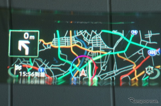 HUDマップモード。有料道路、国道、一般道など道路種別に色分けした自車位置周辺地図を、スケール200m～10km相当の6段階で表示し、自車位置周辺の情報を確認できる