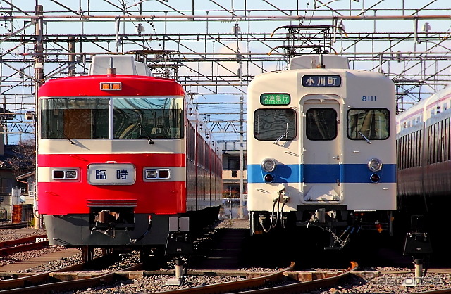8111編成のカラー変更前の姿（右）
