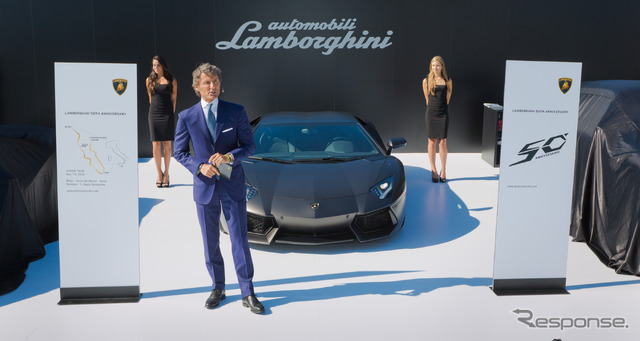 ランボルギーニの50周年記念ロゴを披露した同社のステファン・ヴィンケルマン社長兼CEO