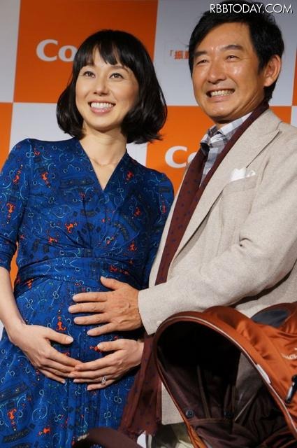 コンビの最新ベビーカー発表会に登場した、東尾理子さんと石田純一さん夫妻