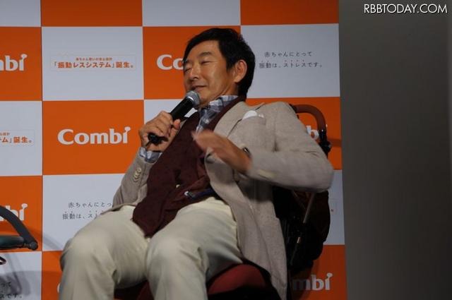 ベビーカーの走行で赤ちゃんが感じる振動を体感する石田さん