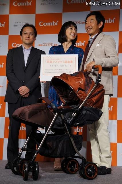 コンビのベビー事業本部長五嶋啓伸氏から振動レスシステム搭載のベビーカー「ディアクラッセオート4キャスエッグショック」が贈呈された