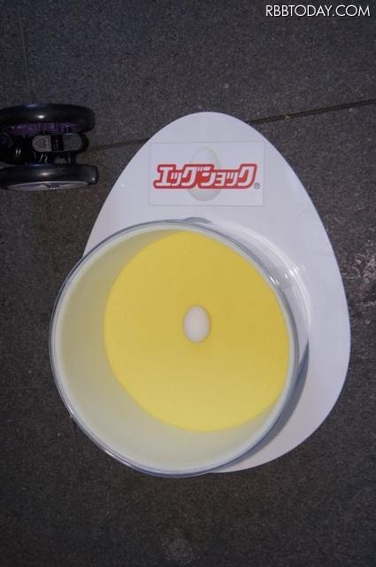 最新のベビーカーに採用された衝撃吸収素材「エッグショック」、厚さは5センチほどで卵を衝撃から守る