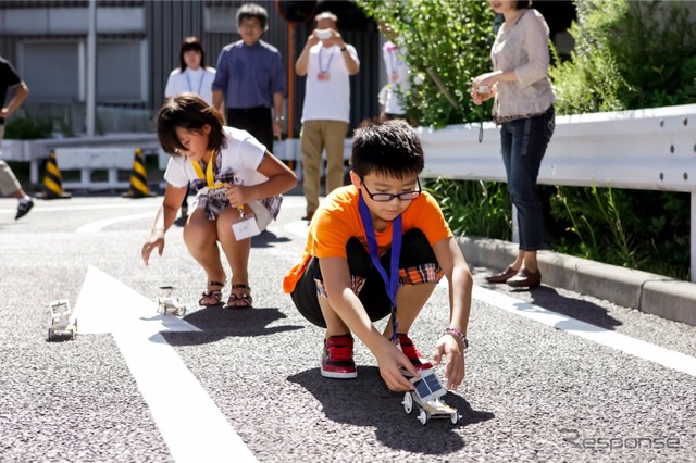 太陽光で懸命に走るスーパーハイブリッドカーになるまえの、ゴム&太陽光ハイブリッドカー