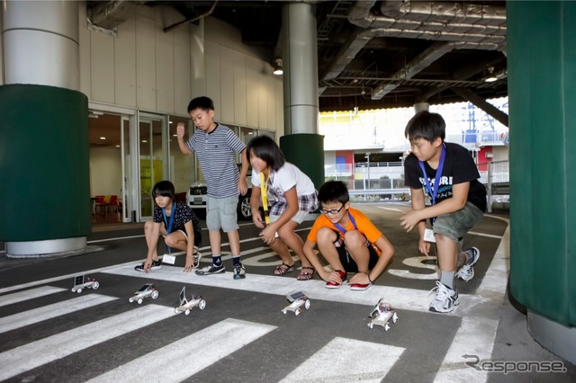 日陰でも走るスーパーハイブリッドカー。最後はみんなで一斉にスタート!