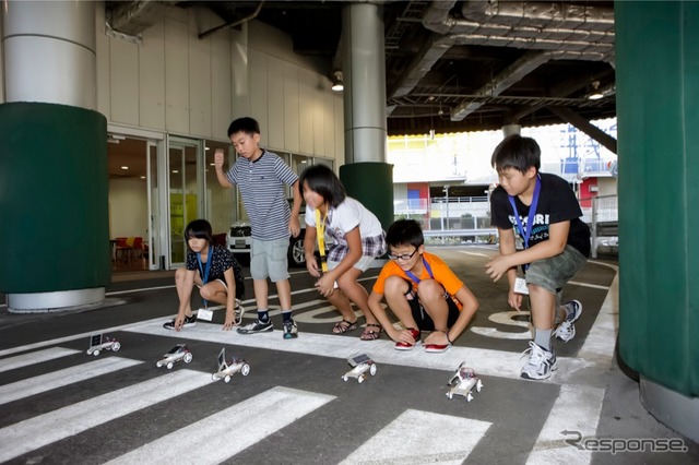 日陰でも走るスーパーハイブリッドカー。最後はみんなで一斉にスタート！