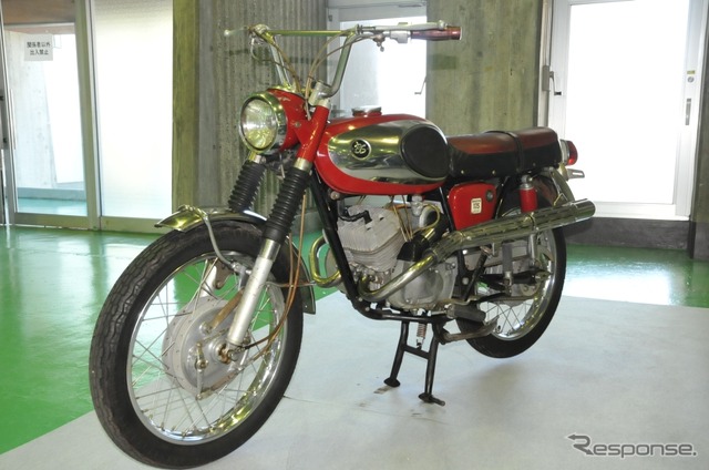 1967年 ブリヂストン ハリケーン (175cc)。2サイクル2気筒エンジンを搭載したスクランブラータイプのスポーツ車(輸出仕様)