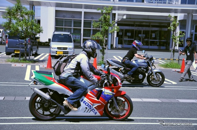 遅乗りグランプリ。初日午前の部は、写真のホンダ NSR 250Rが優勝した