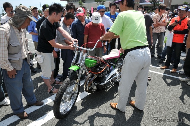 駐車場ではオートレースで使う競争車のサウンドデモンストレーションが行われた。専用のスズキ製600ccエンジンを搭載する