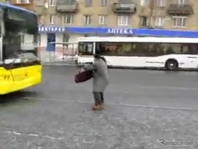 ロシアで銃を構え、路線バスを強引に停車させる男性