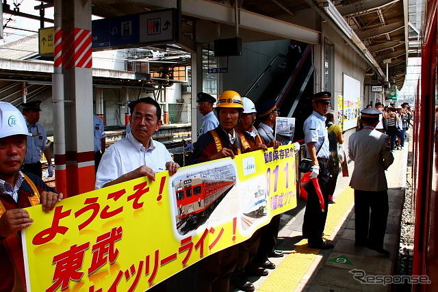 春日部駅4番ホームに入る8111編成