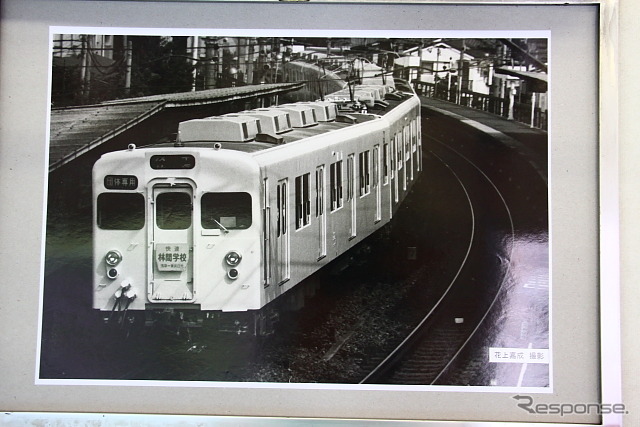 車内には花上館長の撮影による当時の8000系の写真も公開された