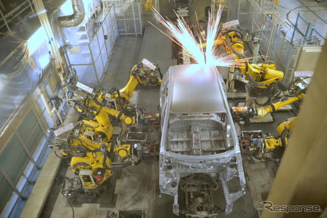 日産自動車九州、生産ラインの見学。ロボによる自動溶接の様子