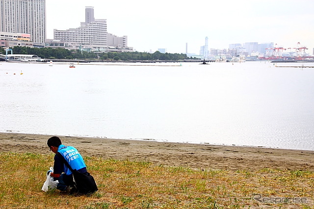 お台場海浜公園で行われた大規模清掃活動のようす
