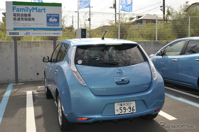 充電デモには日産リーフが使用された