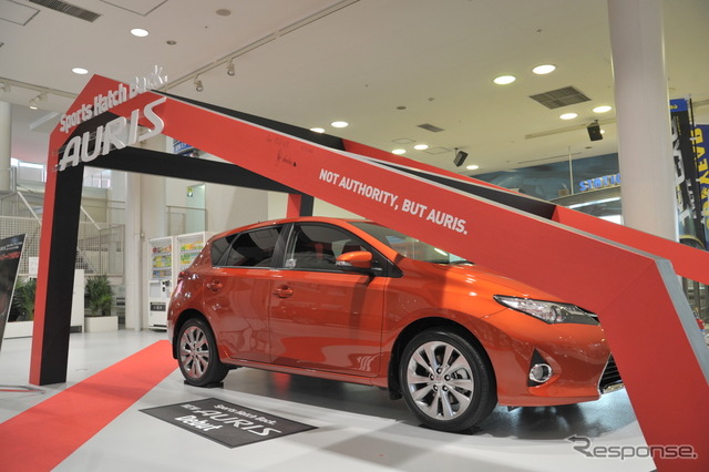 お台場、メガウェブ トヨタ シティショウケース1Fの新型オーリス特別展示コーナーのサイン