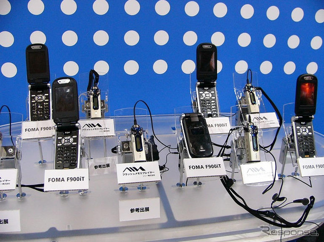【CEATEC JAPAN2004】Bluetoothで電話ができる! ソニーMP3プレーヤー年内発売へ