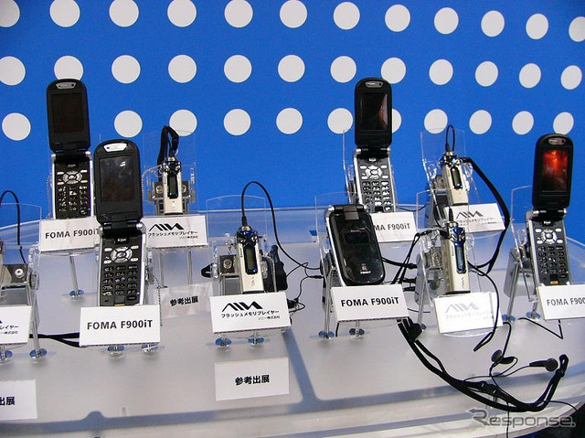 【CEATEC JAPAN2004】Bluetoothで電話ができる!　ソニーMP3プレーヤー年内発売へ