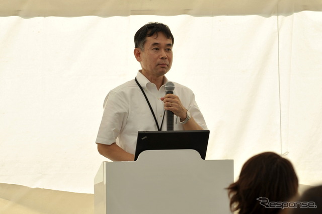 メルセデスベンツ日本トレーニング部の角南実氏は、同社の安全に対する取り組みと最新装備の技術的な説明を行った