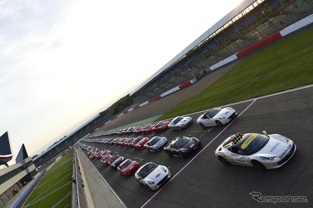 9月15日、英国シルバーストンサーキットで開催されたフェラーリ964台による世界最長パレード