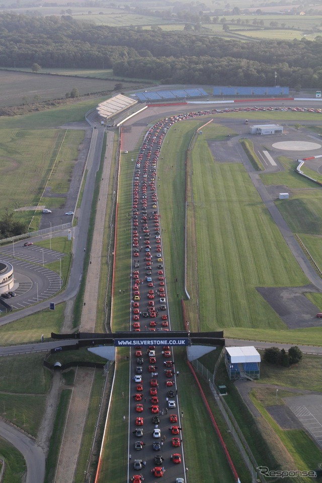 9月15日、英国シルバーストンサーキットで開催されたフェラーリ964台による世界最長パレード