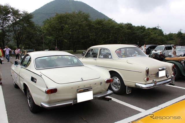 ボルボ・123GT(右)と同じくP1800。123GTなどのシリーズをアマゾンと呼ぶが、それをベースにピエトロ・フルアがデザインしたモデルが左のP1800だ。