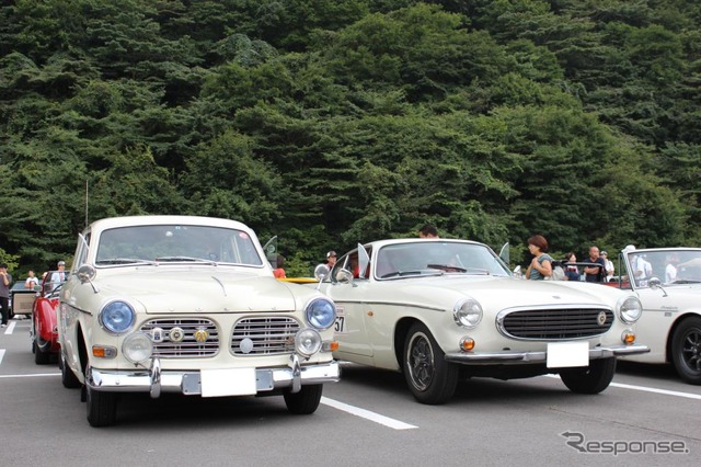 ボルボ・123GT(左)と同じくP1800。123GTなどのシリーズをアマゾンと呼ぶが、それをベースにピエトロ・フルアがデザインしたモデルが右のP1800である。